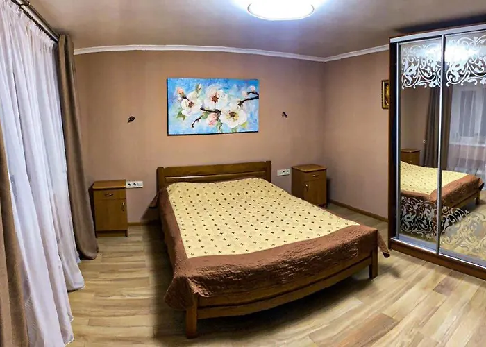 під лісом у гіда Яремча