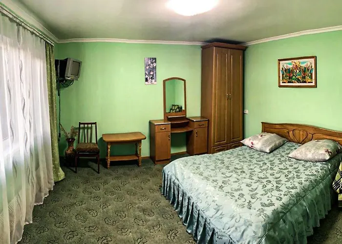 Деревянный коттедж під лісом у гіда Яремча