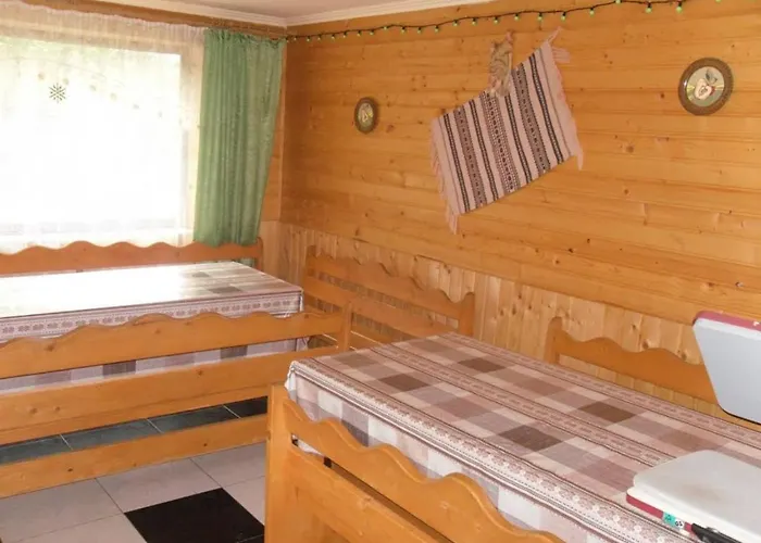 під лісом у гіда Яремча
