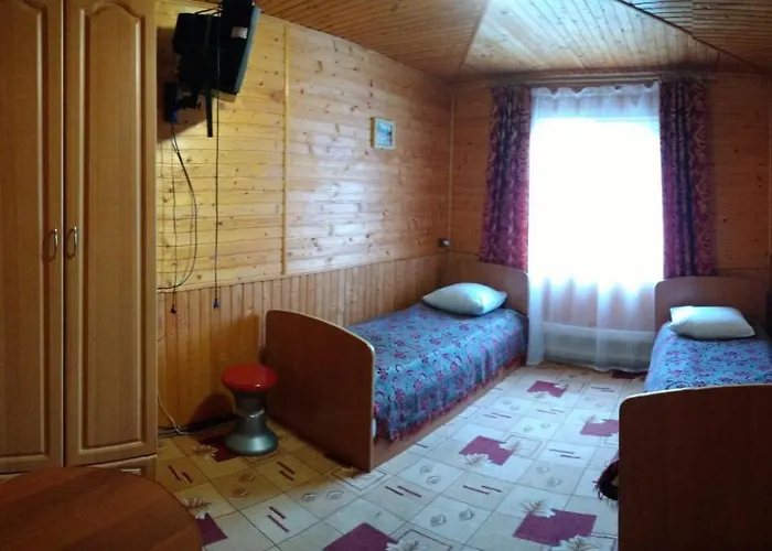 під лісом у гіда Деревянный коттедж